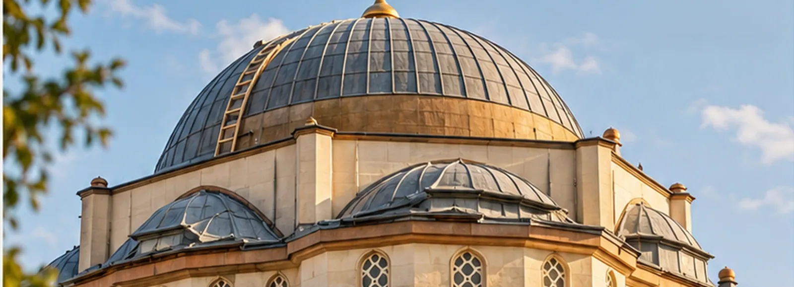 Kurşun kubbe ve altın alem detaylarını gösteren temsili cami mimarisi
