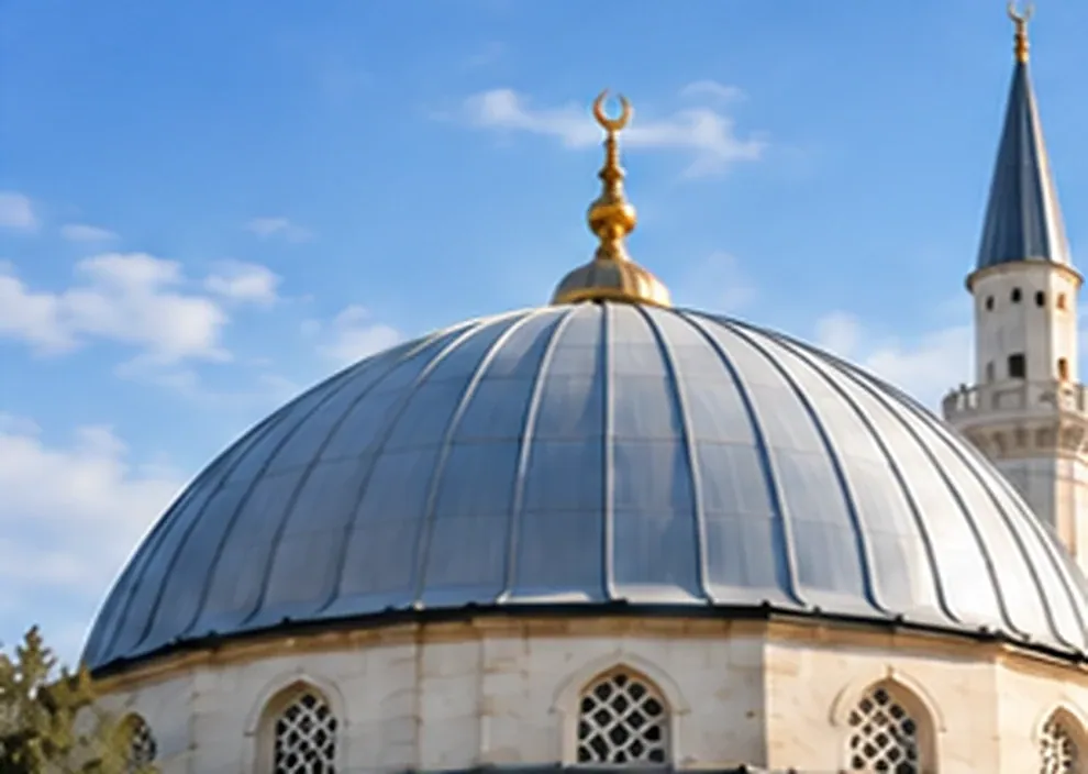 Alüminyum kaplamalı cami kubbesini gösteren temsili yakın plan görsel